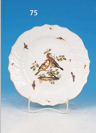 TIEFER TELLER, MEISSEN, UM 1750, PORZELLAN, FEINE BUNTE MALEREI VON VOGELPPAR UND IN- SEKTEN, RELIEFIERTER RAND, D. CA. 24.5 CM
