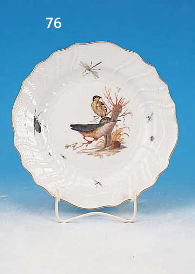 TIEFER TELLER, MEISSEN, UM 1750, PORZELLAN, FEINE BUNTE MALEREI VON VOGELPAAR UND IN- SEKTEN, RELIEFIERTER RAND, D. CA. 24.5 CM