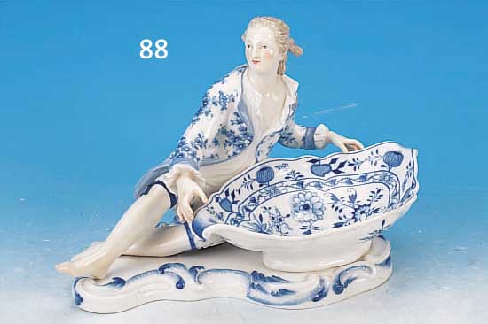 ANBIETSCHALE, MEISSEN, UM 1860, 1. WAHL, PORZELLAN, MANN HäLT SCHALE, BLAUES ZWIEBEL- MUSTER, BUNT BEMALT, H. CA. 19.5 CM