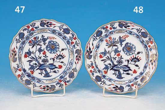 KLEINER TELLER, MEISSEN, UM 1860, 1. WAHL, PORZELLAN, BLAUES ZWIEBELMUSTER, ROT UND GOLDEN GEHöHT, D. CA. 17 CM