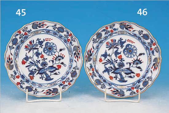 KLEINER TELLER, MEISSEN, UM 1860, 1. WAHL, PORZELLAN, BLAUES ZWIEBELMUSTER, ROT UND GOLDEN GEHöHT, D. CA. 17 CM