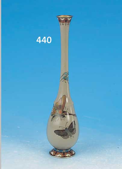 VASE, JAPAN, UM 1900, BRONZEKORPUS, FEINES CLOISONNé-EMAIL MIT SCHMETTERLINGSDEKOR, AM HALS BESCH. (SPRüNGE IM EMAIL), H. CA. 23.5CM