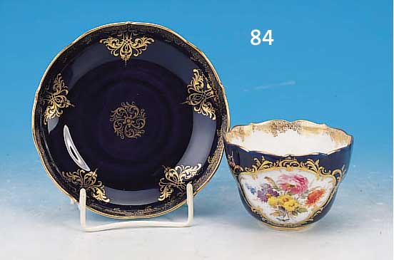 TASSE MIT UNTERTASSE, MEISSEN, UM 1860-80, 1. WAHL, PORZELLAN, KOBALTBLAU GLASIERT, IN GOLDGERAHMTER KARTUSCHE FEINE BUNTE BLUMEN- ...