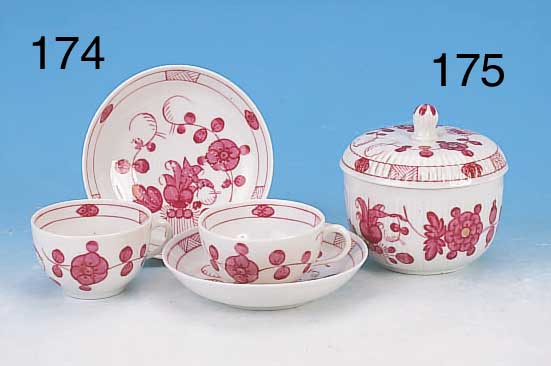 ZWEI TASSEN MIT UNTERTASSEN, RAUENSTEIN, UM 1820, PORZELLAN, PURPURFARBENER FLORALER DEKOR, H. JE CA. 4 CM, LEICHT BERIEBEN