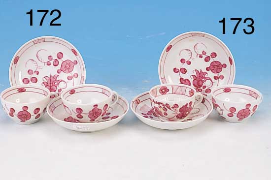 ZWEI TASSEN MIT UNTERTASSEN, RAUENSTEIN, UM 1820, PORZELLAN, PURPURFARBENER FLORALER DEKOR, H. JE CA. 4 CM, LEICHT BERIEBEN