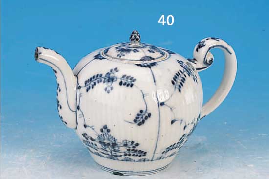 TEEKANNE, FRANKENTHAL, UM 1760-70, PORZELLAN, LäNGSGERILLTE WANDUNG MIT BLAUEM FLORALEM UNTERGLASURDEKOR, H. CA. 10 CM