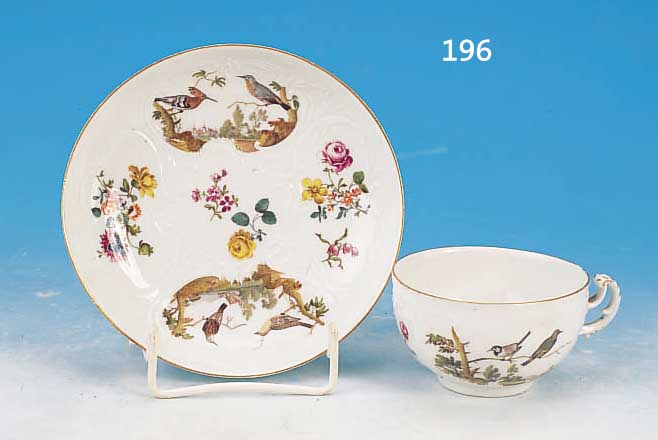 TASSE MIT UNTERTASSE, MEISSEN, UM 1740, PORZELLAN, REICHES ROCAILLENRELIEF, IN DEN KARTUSCHEN FEINE BUNTE MALEREI VON VIER VER- SCHIEDENEN ...