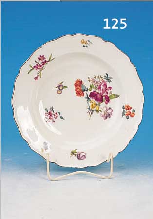 TIEFER TELLER, MEISSEN, UM 1740, PORZELLAN, FEIN BUNT BEMALT MIT BLUMENBOUQUET UND STREU- BLUMEN, BRAUNER RAND BERIEBEN, D. CA. 23.5 CM