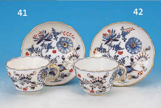 TASSE MIT UNTERTASSE, MEISSEN, UM 1860, 1. WAHL, PORZELLAN, BLAUES ZWIEBELMUSTER, ROT UND GOLDEN GEHöHT, H. CA. 6 CM