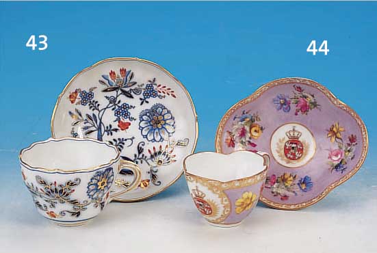 TASSE MIT UNTERTASSE, MEISSEN, UM 1860, 1. WAHL, PORZELLAN, BLAUES ZWIEBELMUSTER, ROT UND GOLDEN GEHöHT, H. CA. 6 CM