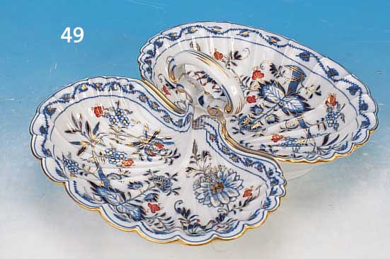 ANBIETSCHALE, MEISSEN, UM 1860, 1. WAHL, PORZELLAN, BLAUES ZWIEBELMUSTER ROT UND GOLDEN GEHöHT, RELIEFIERT, CA. 23 X 28 CM