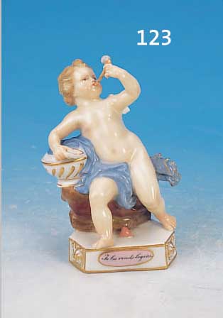 PORZELLANFIGUR, MEISSEN, UM 1860-80, GEFLüGELTER PUTTO MACHT SEIFENBLASEN, BUNT BEMALT, EINE HAND, EIN FLüGEL UND EIN FUß ...