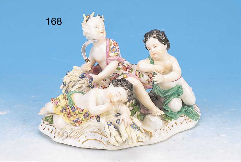 PORZELLANFIGURENGRUPPE, MEISSEN, UM 1740, ALLEGORIE AUF DEN HERBST, DREI FIGUREN MIT GARBEN, FELDBLUMEN UND SICHEL, BUNT BEMALT, ...