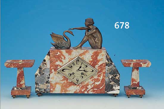 TISCHUHR MIT 2 BEISTELLERN, FRANKR., UM 1930/35, MARMOR, BEKRöNUNG SPRITZGUß (LENA MIT DEM SCHWAN), IM ZIFFERBLATT MIT VERKäUFER-SIGNATUR, ...