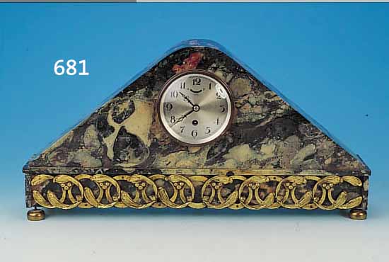 TISCHUHR, UM 1935/40, FRANKREICH, GRüN GEäDERTER MARMOR MIT MESSINGAPPLIKATIO- NENBAND, GLASDECKEL, METALLZIFFERBLATT, SKEL. ...