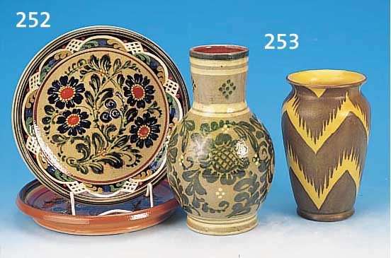 FüNF TELLER UND EINE VASE, K. SCHäFER EDENKOBEN, 40ER JAHRE, KERAMIK, BUNT BEMALT NACH DEM VORBILD DES 18. JH., ...