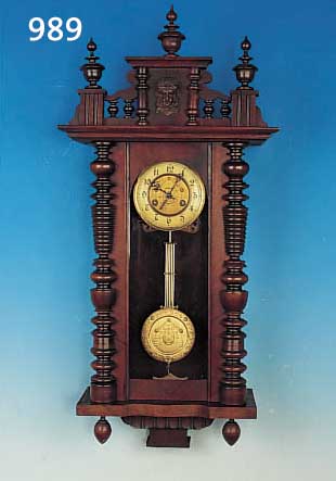 WANDUHR, DEUTSCH, UM 1900, VERZIERTES HOLZ- GEHäUSE, ORIGINAL-AUFSATZ, DREISEITIG VERGLASTPAPIERZIFFERNRING, ZIFFERNBLATTMITTE UND ...