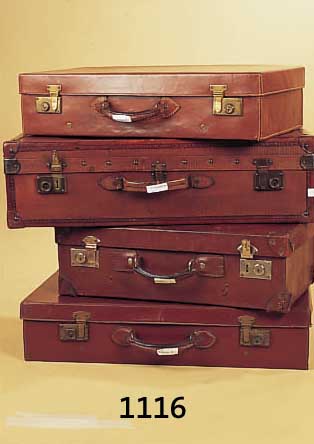 KONVOLUT AUS VIER LEDERKOFFERN, UM 1900/20, VERSCH. MAßE: 21X74X40 CM; 15X64X35 CM; 18X58X34 CM; 15X70X38CM, ALLE MIT L. ALTERS- U. GE- BR.-SP., ...
