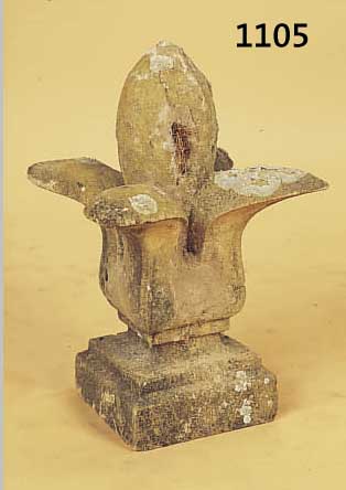 DREI TORPFOSTENBEKRöNUNGEN, UM 1880, SANDSTEIN, VERWITTERT, H. CA. 42 CM, L. BESCH.