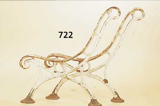 ZWEI TEILE EINER GARTENBANK, FRANKREICH, UM 1920, EISEN MIT RESTEN WEIßER FASSUNG, KORRODIERT, H. CA. 73 CM (SH. CA. 34 CM)
