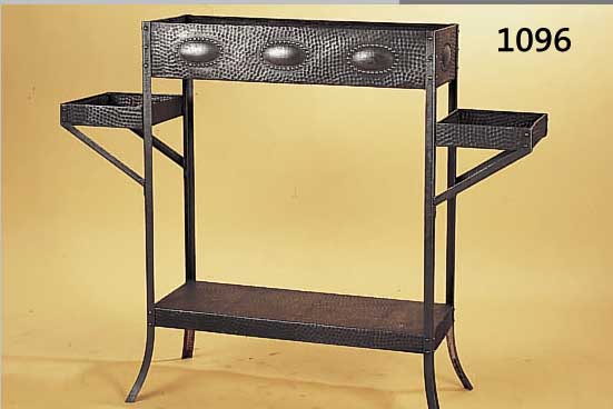 BLUMENTISCH, 1910/15, STRENGER JUGENDSTIL, EISEN, HAMMERSCHLAGDEKOR, L. KORRODIERT, M. CA. 96 X 110 CM