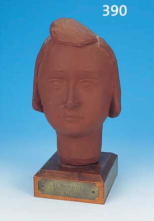 BREKER, ARNO, 1900-1991, MäDCHENKOPF, KERAMIK, DARST. SEINER TOCHTER HANNELORE, ROTER TON, HOLZSOCKEL, GESAMTH. CA. 30 CM
