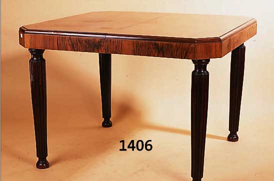 AUSZIEHTISCH, FRANKREICH, ART-DECO, UM 1920, NUßBAUM/WURZELNUßFURNIER, BEINE KANNELIERT U. ABSCHRAUBBAR, OHNE BöDEN, CA. 78 X 110 X 105 CM, L. ...