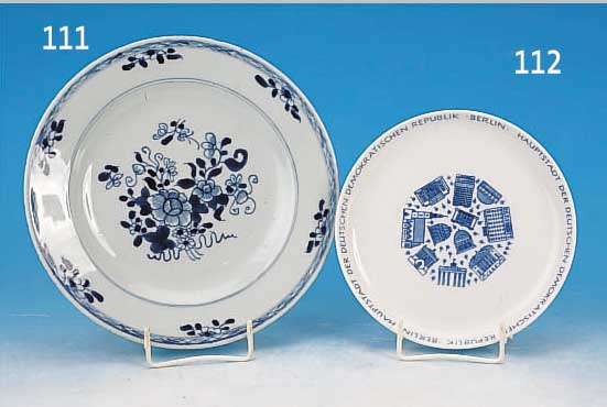 TELLER, CHINA, UM 1780/1800, PORZELLAN, BLAUE FLORALE BEMALUNG, D. 23 CM, MIN. AM RAND BEST.