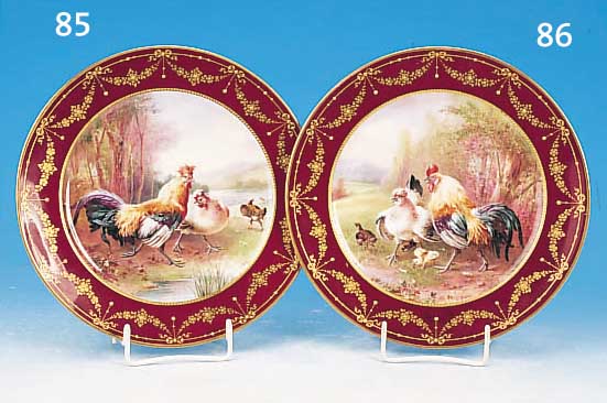 ZIERTELLER, DRESDEN, UM 1900, PORZELLAN, DUNKELROTER RAND, IN KARTUSCHE SEHR FEINE BUNTE BEMALUNG VON HOHER QUALITäT, HAHN UND HENNEN IN ...