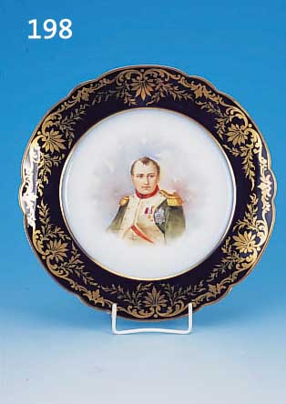 TELLER, SEVRES, UM 1804-10, PORZELLAN, D. 25.5 CM, KOBALTBLAUER RAND, DARSTELLUNG VON NAPOLEON I, D. 25.5 CM, AM RAND ...