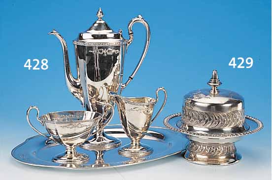 KAFFEESET, UM 1910, USA, BESTEHEND AUS: PLATTE, MILCHKANNE, ZUCKERKANNE UND KAFFEE- KANNE, METALL VERSILBERT, FLORALER DEKOR, LOUSINIA, ...