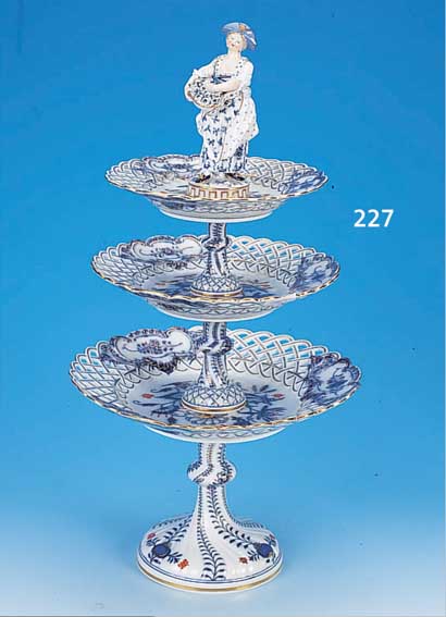 GROßE ETAGERE, MEISSEN, UM 1880/90, PORZEL- LAN, H. 54 CM, ZWIEBELMUSTER, ROT UND GOLDEN STAFFIERT, MIN. AN DEN BLUMEN DER BEKRöNUNG BEST., H. ...