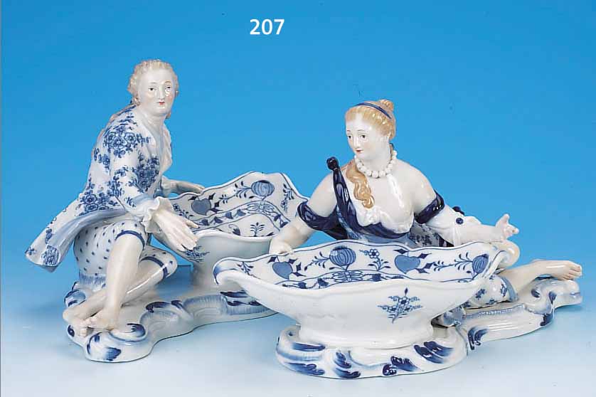 PAAR TAFELAUFSäTZE, MEISSEN, UM 1880, PORZELLAN, L. 32 CM, ZWIEBELMUSTER, EINE FRAUEN- HAND REST., ...