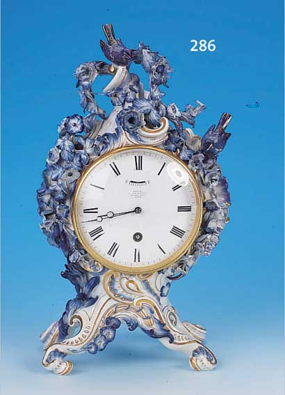 PENDULE, MEISSEN, UM 1890, PORZELLAN, H. 34 CM, REICH VERZIERT, MIT VOGEL UND BLUMENAPPLIKATIONEN, SEITL., MIT ...