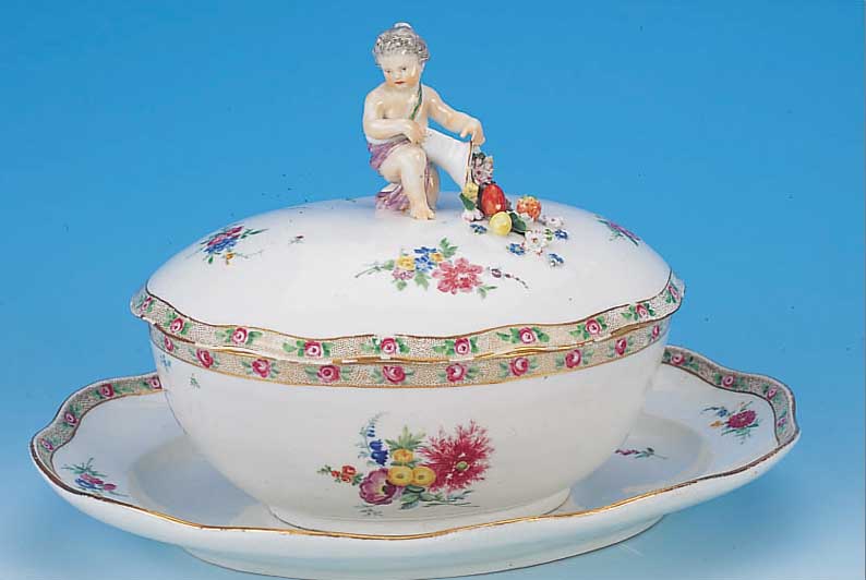 DECKELSCHüSSEL, MEISSEN, UM 1760, PORZELLAN, 20 X 30 CM, PUTTO-DECKELBERKRöNUNG MIT FüLLHORN, ...