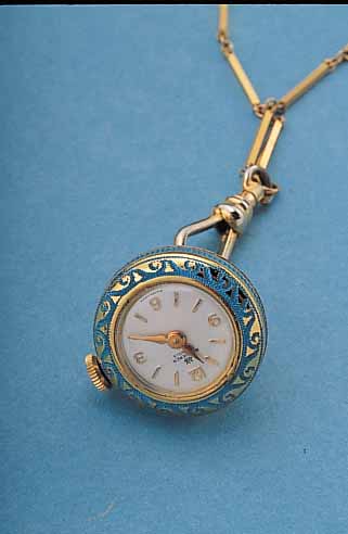 BUCHERER ANHäNGEUHR IN FORM EINER GLOCKE, ELOXIERT, SCHWEIZ UM 1958, STEGGLIEDERKETTE M. GG-AUFLAGE, RUNDANKERW. VON AS, 17 ST., HANDAUFZUG, ...