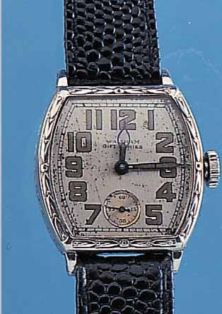 WALTHAM HERRENARMBANDUHR GIFT-SERIES, USA UM1930, WG-FILLED, TONNENFORM, BODEN U. GLASR. GEDR., SCHMUCKPRäG., ORIG.-BLATT ALTERSBED. FL., KL. ...