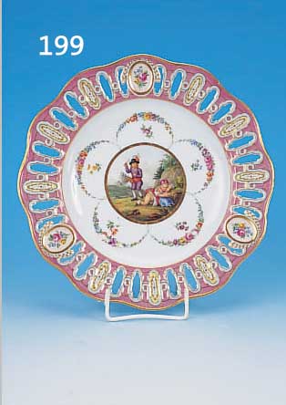 TELLER, MEISSEN, PORZELLAN, D. 24 CM, ROSAFARBENER RAND MIT DURCH- BRUCHARBEIT, IN KL. KARTUSCHEN, JE DREI KL. ...