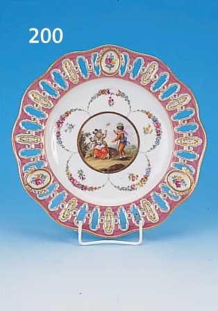 TELLER, MEISSEN, PORZELLAN, D. 24 CM, ROSAFARBENER RAND MIT DURCH- BRUCHARBEIT, IN KL. KARTUSCHEN, JE DREI KL. ...