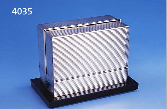 ZIGARREN/ZIGARETTENDOSE, ART-DECO, 925ER SILBER, MEISTERMARKE UNGEDEUTET, SOCKEL AUSSCHWARZEM KUNSTSTOFF/BAKELIT, DOSE BEIDS. AUF-KLAPPBAR MIT ...