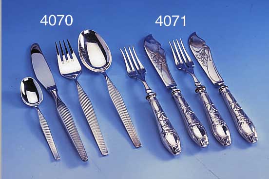 11-TEILIGES FISCHBESTECK, DEUTSCH UM 1900, 800ER SILBER, GRIFFE GEFüLLT, BEST. AUS: 6 MESSER UND 5 GABELN, ENTWURF GROßE NäHE ZU ...
