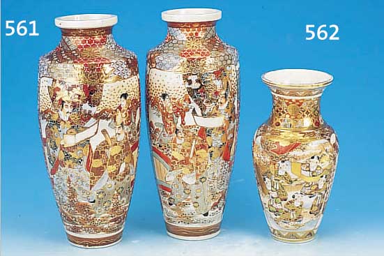 VASENPAAR, SATSUMA, UM 1920, STEINGUT, FEINEBUNTE BEMALUNG, REICHE PERSONENSTAFFAGE UND FLORALER DEKOR, GOLDGEHöHT, H. JE CA. 41 CM