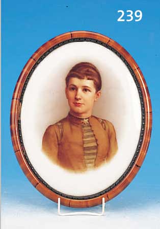 PORZELLANPLATTE, KMP BERLIN, UM 1880/90, FEINE BUNTE BEMALUNG, PORTRAIT EINER JUNGEN FRAU, AUßERHALB DER MANUFAKTUR BEMALT, DARST. IN ...