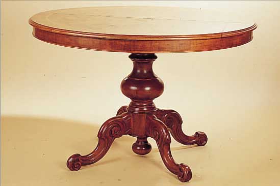 ZIMMERTISCH RUND, ITALIEN, 70ER JAHRE, FUß LINDENHOLZ UND NUßBAUM MASSIV, PLATTE MIT BANDINTARSIE UND WURZELNUßFURNIER, H. 71 CM, D. 120 ...