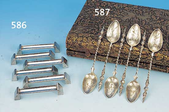 ZWöLF KLEINE LöFFEL, UM 1900, SILBER, GRA- VIERTER DEKOR VON VöGELN IN BLATTWERK, GE- DREHTE STIELE, L. CA. 14 CM, IN SCHöNEM ETUI, DIESE ...