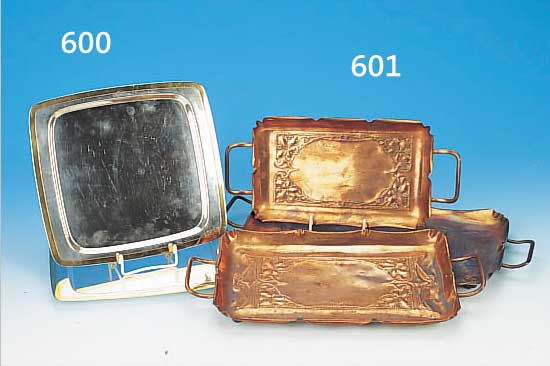 SET AUS DREI KUPFERTABLETTS, UM 1900, WMF RELIEFIERTER FLORALER DEKOR, L. 32,5; 37,5 UND 43 CM, ALLE MIT L. ALTERSSP./BZW. Z. T. L. VERBEULT