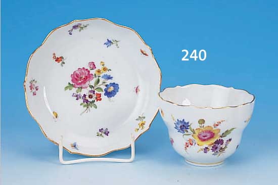 GROßE TASSE MIT UNTERTASSE, MEISSEN, UM 1870/80, PORZELLAN, TASSENHöHE 7 CM, BLUMENBOUQUETBEMALUNG MIT INSEKTEN ...