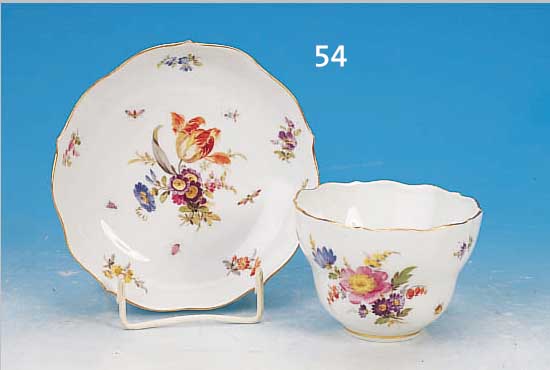 GROßE TASSE MIT UNTERTASSE, MEISSEN, UM 1870/ 80, PORZELLAN, TASSENHöHE 7 CM, BLUMENBOU- QUETBEMALUNG MIT INSEKTEN UND STREUBLüMCHEN, ...