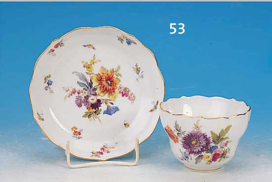 GROßE TASSE MIT UNTERTASSE, MEISSEN, UM 1870/ 80, PORZELLAN, TASSENHöHE 7 CM, BLUMENBOU- QUETBEMALUNG MIT INSEKTEN UND STREUBLüMCHEN, ...