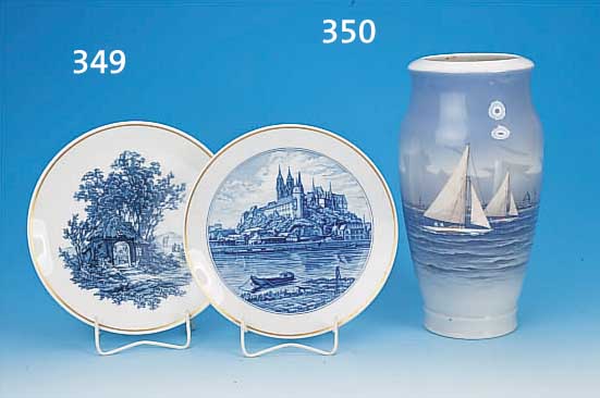 GR. VASE, ROYAL KOPENHAGEN, 30/40ER JAHRE, PORZELLAN, FEINE BUNTE BEMALUNG, SEGELSCHIFFE AUF SEE, IM HINTERGRUND STADTANSICHT, L. GE- BR.-SP., ...